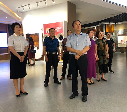 青川县人大常委会主任王治一行到美乐考察